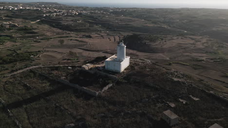 Luftaufnahme-Des-Leuchtturms-Auf-Gozo,-Der-Dunkel-Wird