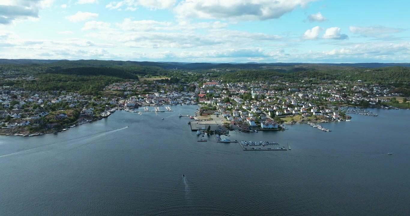 Luftfoto af kystbyen Lillesand, Norge, der viser sommer