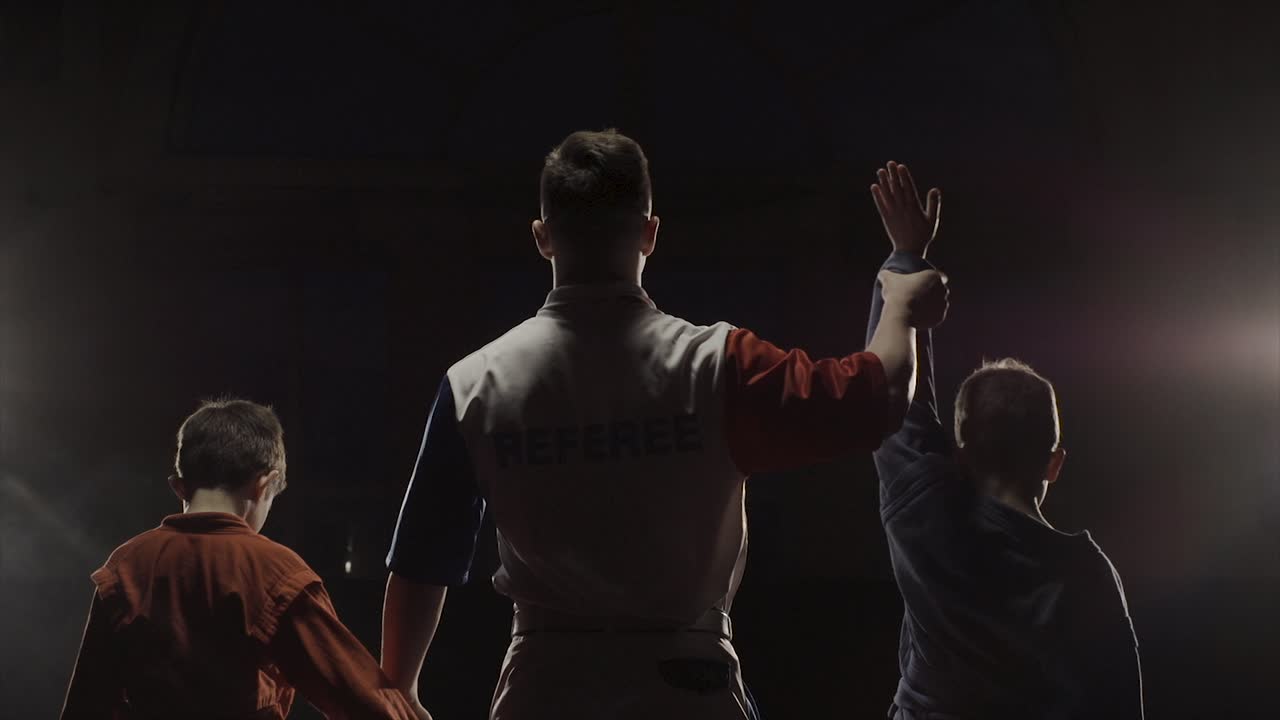 젊은 운동선수와 심판