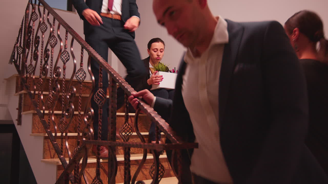 계단 위에 앉아 울고 있는 해고된 사업가