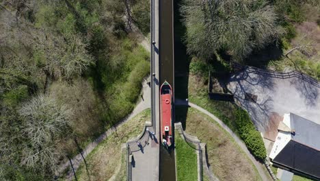 un barco estrecho que se dirige río abajo para cruzar el acueducto pontcysyllte, famoso diseñado por thomas telford, ubicado en la hermosa campiña galesa, la ruta del canal llangollen
