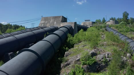 tuberías de energía hidroeléctrica en el bosque de noruega