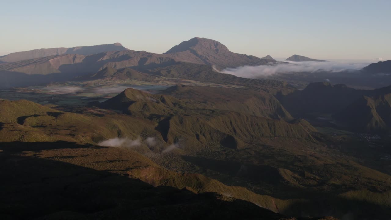 Sorvolo delle pianure e delle montagne dell'isola della Réunion con vista sul Piton des Neiges