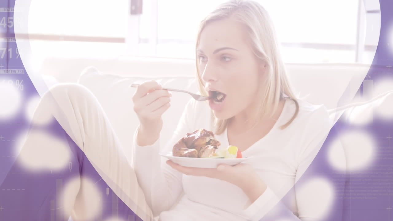 소파에서 먹는 여자의 패턴의 애니메이션.