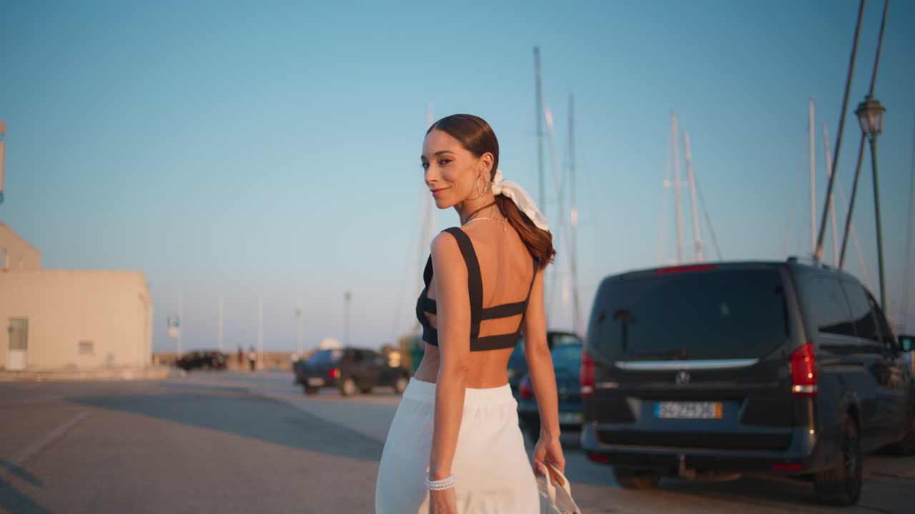 항구 도시 에서 고 있는 여자