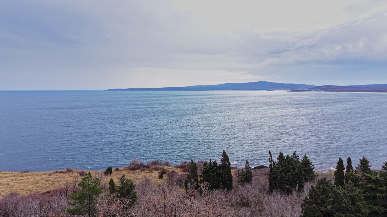 En scene viser havet møde horisonten nær en kystlinje