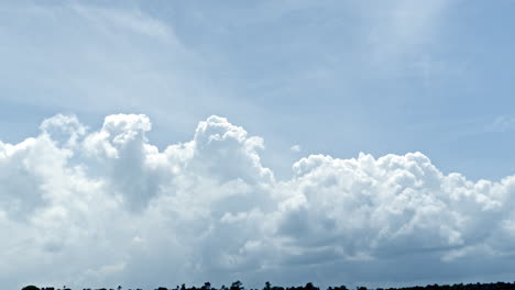 Wolken-Und-Blauer-Himmel-Zeitraffer-Von-Dramatischen,-Schnell-Ziehenden-Weißen-Wolken-Am-Sonnigen-Blauen-Himmel