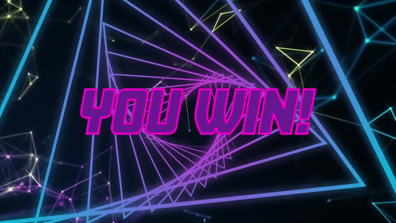 보라색은 검은색 바탕에 원활한 움직임으로 회전하는 보라색 삼각형에 대한 점수 텍스트를 승리
