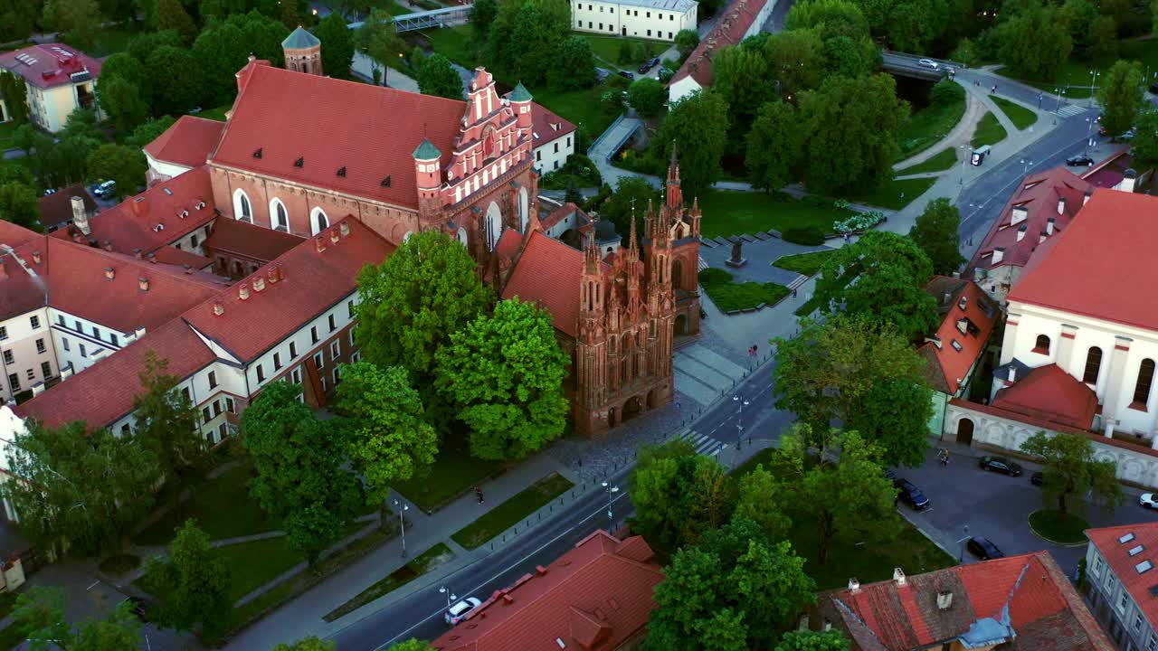 vista de la iglesia gótica de santa ana en la encantadora ciudad histórica de vilnius - toma aérea