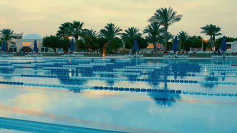 Wunderschönes-Schwimmbad-Mit-Klarem,-Blauem-Wasser.-Freibad-In-Ägypten.