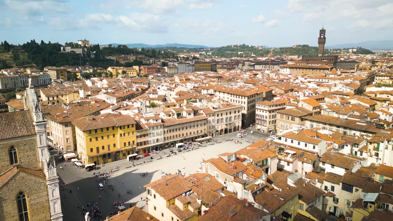 Avvicinamento angolato del drone sul cortile della Basilica di Santa Croce a Firenze, Italia