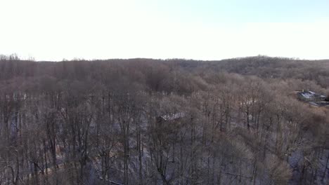 Imágenes-Aéreas-De-Drones-Avanzando-Sobre-Una-Cabaña-Abandonada-En-El-Bosque-Durante-El-Invierno