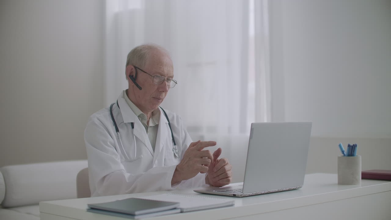 consulta on-line com terapeuta especialista médico está sentado no escritório na clínica e consulta pessoas remotamente pela internet