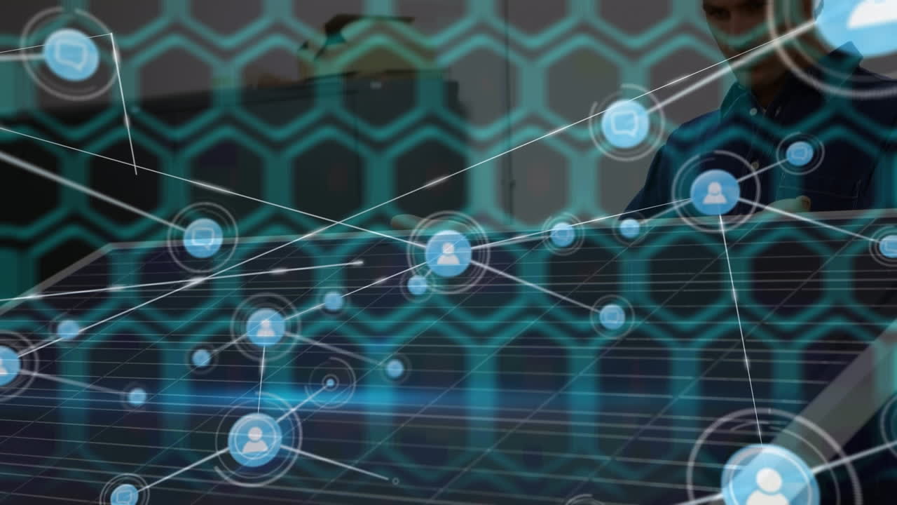 animación de una red de iconos de perfil sobre un ingeniero masculino instalando paneles solares en el techo