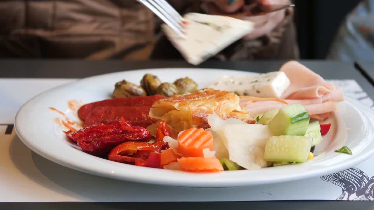 다양한 음식으로 구성된 뷔페 아침식사