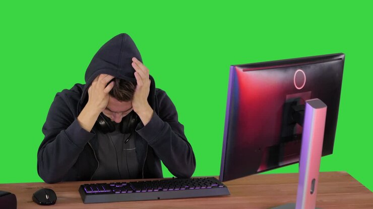 Gestresster, überarbeiteter Entwickler vor einem Greenscreen, Chroma Key