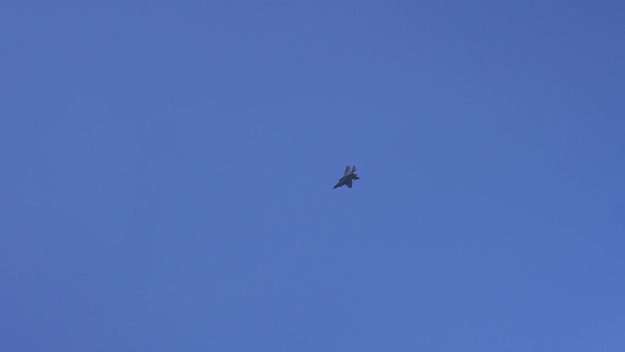 un f-35 lightning ii perteneciente a la fuerza aérea estadounidense realizando acrobacias o acrobacias aéreas en el espectáculo aero india 2023 en la base de la fuerza aérea de yelahanka