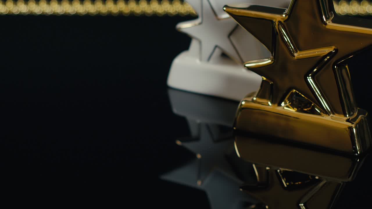 movimiento oro y estrellas blancas, fondo negro abstracto