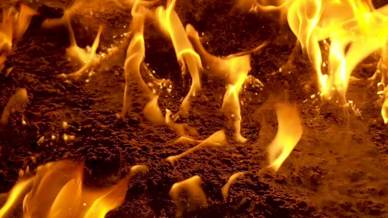 유출 상황에서 불타는 기름의 극단적인 클로즈업