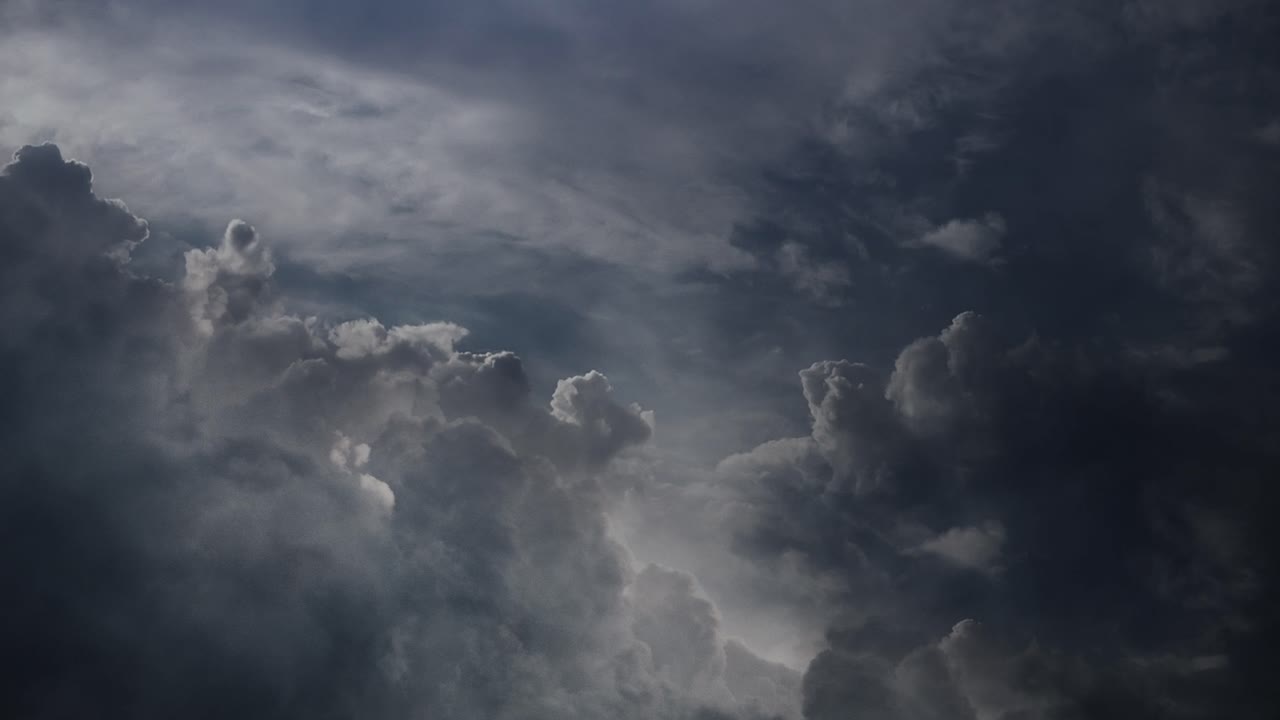 relámpagos pov parpadean entre gruesas nubes cumulonimbus en el cielo, tormenta eléctrica
