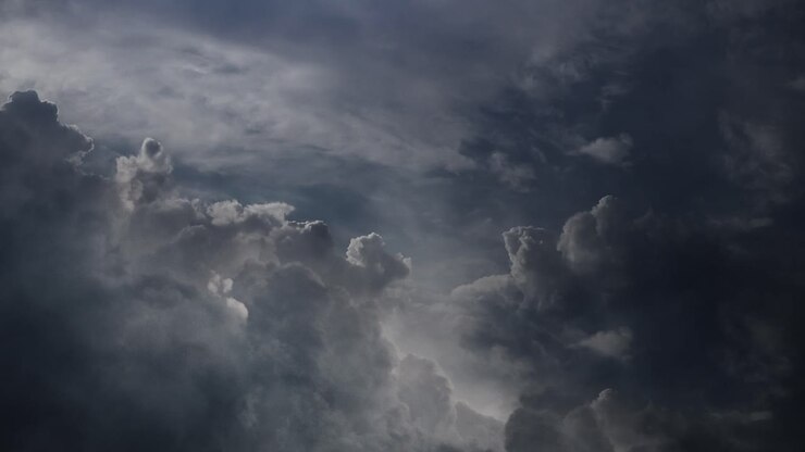 POV: Lampi di fulmine tra spesse nuvole cumulonembo nel cielo, temporale.