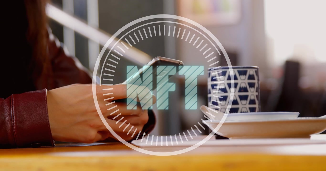 Человек использует смартфон с графическим наложением цифрового актива NFT.