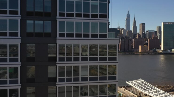 Una veduta aerea su Queens, NY in una giornata di sole con cielo azzurro.