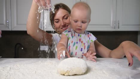 Junge-Mutter-Und-Ihre-Kleine-Tochter-Bereiten-Teig-Vor-Und-Gießen-Mehl-Auf-Den-Tisch.-Bäcker-Bereitet-Den-Teig-Vor.-Familienmädchen