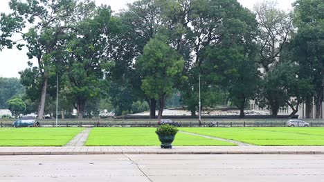 vista de la calle con banderas y vegetación en hanoi