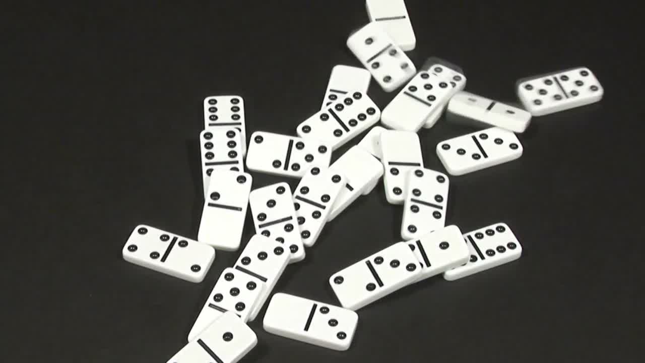 las fichas de dominó cayendo 26