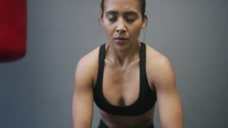atleta femenina enfocada en el gimnasio