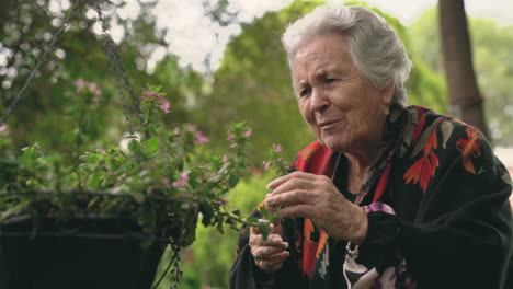 Ältere-Frau-Mit-Blumen-Im-Garten