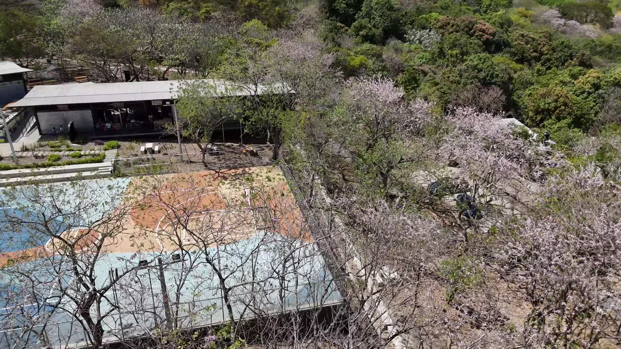 Renoverad stadspark i San Miguel, El Salvador, färgstark multifunktionssportplan, anlagda områden.