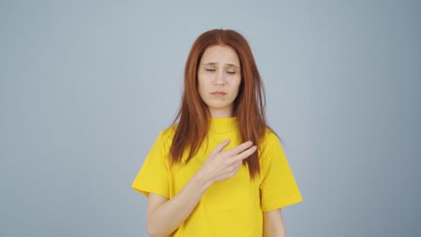 la mujer a la que no le gusta su cabello. deprimida e infeliz.