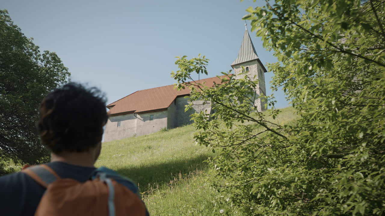 배낭을 맨 위로 걷는 남자 등산객