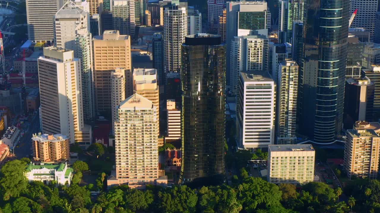 브리즈번의 queens wharf 건설 현장 근처에 있는 abian tower 및 skytower의 세련된 현대식 건물