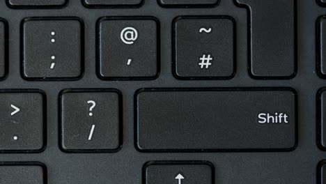 vista superior dedo presionando el botón de cambio del teclado