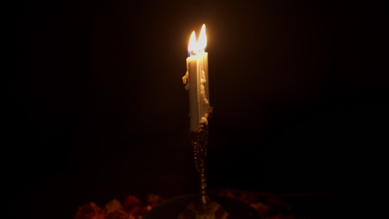 Menorah di Hanukkah con candele accese al buio