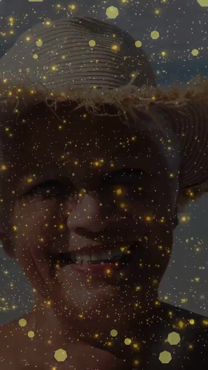 Video verticale: Primo piano di donna anziana che sorride socchiudendo gli occhi con il sole che crea riflessi dorati sul viso per pubblicità.