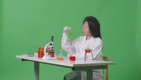 científico que lleva a cabo un experimento químico