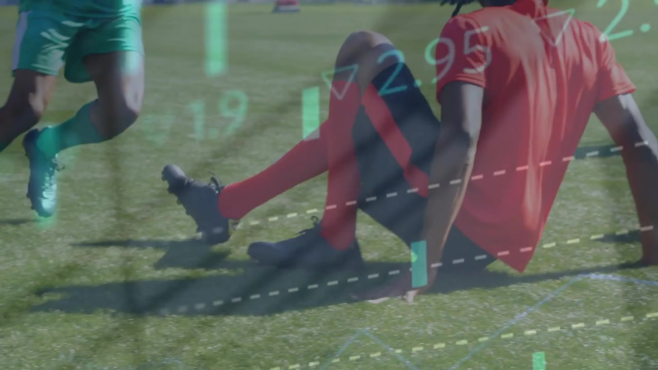 Animazione di dati finanziari e grafici sovrapposti a giocatori di calcio maschi su un campo sportivo.
