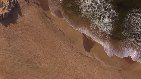 Isolierte-Und-Nicht-Erkennbare-Person,-Die-Bei-Sonnenaufgang-Am-Strand-Spaziert,-Punta-Del-Este-In-Uruguay