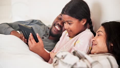 Eltern,-Mädchen-Und-Kind-Mit-Tablet-Im-Schlafzimmer