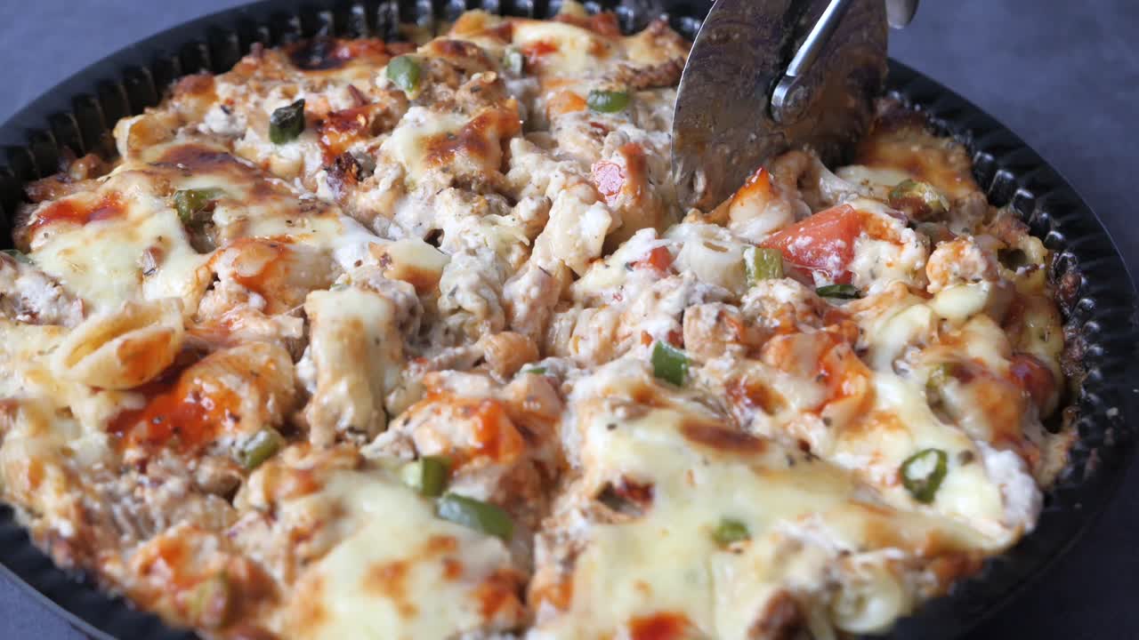 구운 파스타 피자 접시 를 잘라내는 것