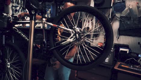 Un-Fabricante-De-Bicicletas-Está-Trabajando-En-Su-Garaje-Para-Bicicletas