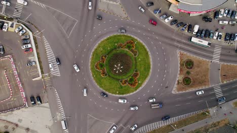 círculo de tráfico con muchos coches. vista aérea de arriba hacia abajo en una intersección circular
