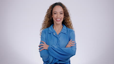sonrisa, brazos cruzados y cara de mujer de negocios