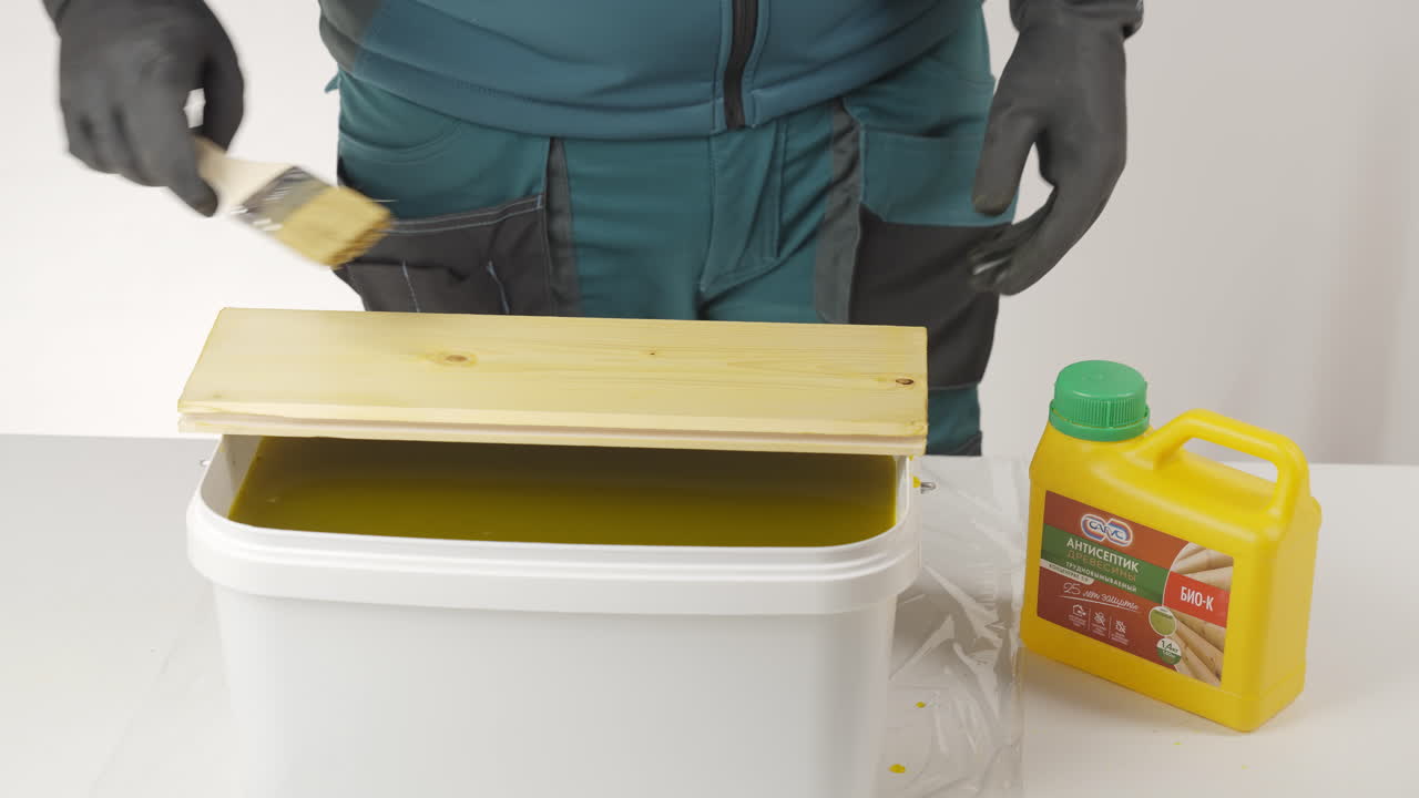 aplicación de mancha de madera o acabado a una tabla de madera