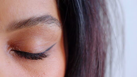 primer plano del ojo de una mujer.