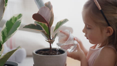 Kleines-Mädchen-Gießt-Pflanzen-Zu-Hause-Und-Gibt-Wasser.-Fördert-Das-Wachstum-Des-Kindes,-Das-Die-Verantwortung-Für-Die-Natur-Genießt.-4K